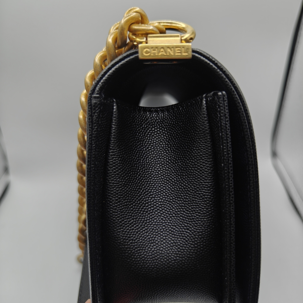 CHANEL Black and Gold Quilted Shoulder Bag - Picture 7 of 8